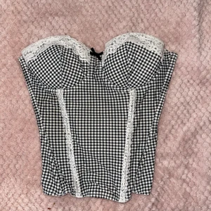 Korsett  - Väldigt gullig korsett som dessvärre är för stor på mig. Använt 1-2 gånger. Skönt tyg.  Väldigt gott skick. 