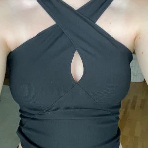 En korsad fin toop - Jag säljer en fin korsad top från ivyrevel, använd en gång.     100+frakt🖤