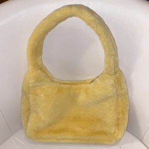 Gul päls väska - Använd få gånger, bra skick. Ej äkta päls (återvunnet material). FRAKT: 51kr, ingår ej