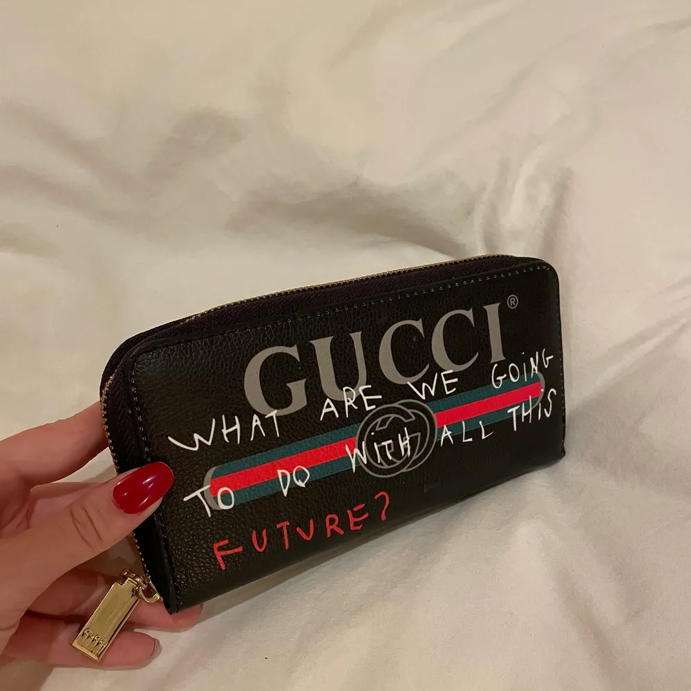 Svart Gucci plånbok! . Accessoarer.