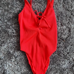 Baddräkt  - Från Hollister, går högt upp på midjan. 