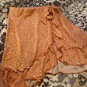 Kjol från gina - Somrig kjol från Gina som är stretchig, har en fin rosett som man kan knyta hur man vill, har fin volang, går ner till mitten av låren. Storlek S men är stretchig så passar M. Nypris 250 men säljer för 100kr❤️