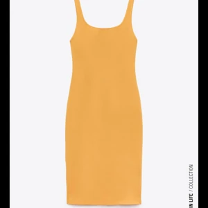Zara - Orange klänning - En orange sommarklänning från zara med en fin liten slits bak till:) 
