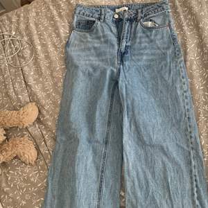 Ett par Jeans från H&M som aldrig kommer till användning längre, säljs för att dom blivit för små. .Det är ett pyttelitet hål på baksidan vid vänstra fickan, men inget som märks💞 Frakten ingår i priset