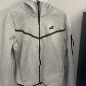 Nike tech fleece grå - Säljer en tech fleece i storlek M i mycket bra skick, den är använd fåtal gånger.  Inköpt för 1300, mitt pris 800, bud från 700