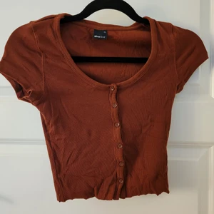 Kort cardigan🦋 - Säljer denna fina topp från Gina Tricot då den aldrig kom till användning. Den är i bra skick, har skönt material och har en lämplig ringning runt bröstkorgen. Köpt för cirka 150 kr men jag sänker till 15!! kronor.🦋