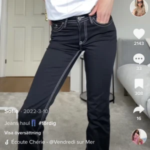 Lågmidjade jeans weekday - Säljer dessa skitsnygga jeansen från weekday! Älskar dom men de är tyvärr för små för mig. 