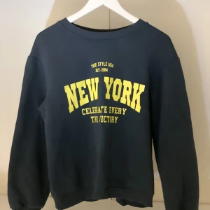 Sweatshirt  - 🦋Mörkblå tröja med gul text 🦋Köpt från Zara 🦋Stl S 🦋Material bomull 🦋Pris 80kr