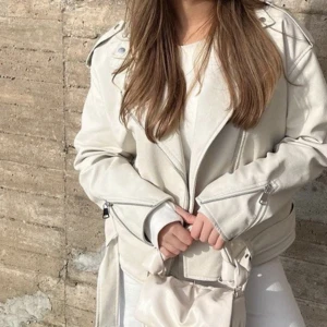 Biker jacket  - En jätte fin vit/beige boyfriend biker jacket från Nelly. Använd nån enstaka gång bara så den är i jätte bra skick. Skriv privat för egna bilder💓