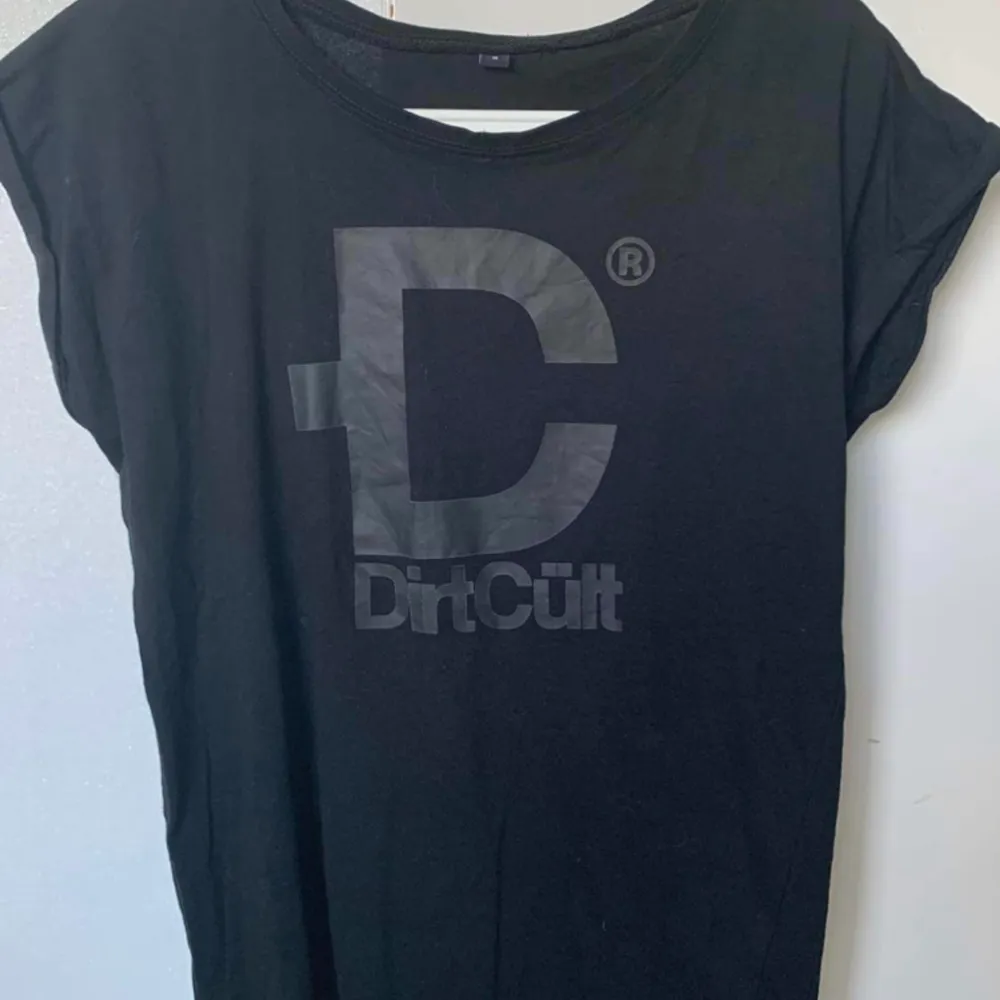 Fin DirtCült t-shirt aldrig använd . T-shirts.