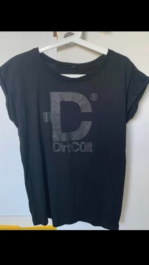 DirtCült t-shirt - Fin DirtCült t-shirt aldrig använd 