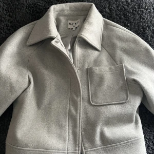 Jacka/kappa - Säljer denna jättefina jacka/kappa från Nakd då den inte kommer till användning. Pris går att diskutera vid snabb affär!