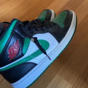 Jordan 1 mids - Köpta för 2000 kr men har bara använt 2-3 gånger. Superbra skick.