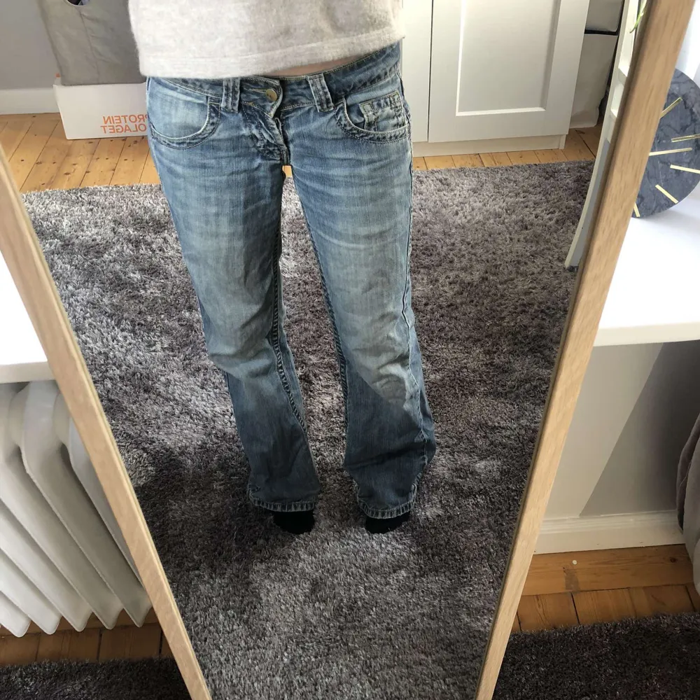 Så sjukt coola jeans med snygga fickor!! Säljer åt en kompis!❤️. Jeans & Byxor.