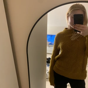 Stickad tröja  - Säljer denna guld/bruna/gul stickade tröja från Object som är i bra skick❤️‍🔥