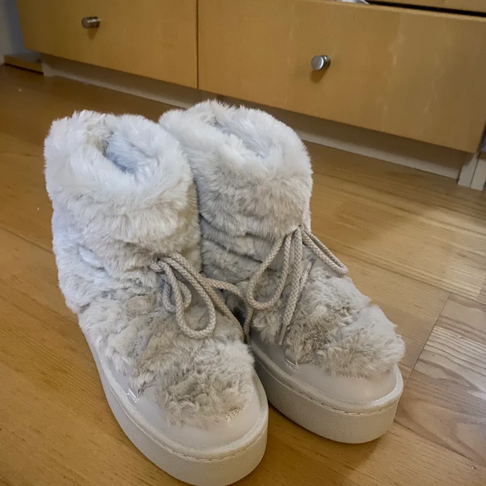 Säljer mina populära beiga fluffiga boots från HM i oanvänt skick med lapp kvar 🥰 Budgivning i kommentarerna om flera är intresserade!! ❣️från 400kr. Skor.