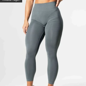 Relode tights  - Relodes prime scrunch tights i en jätte fin grön färg, använda endast en gång på gym!! Så som nya! Säljer eftersom jag tyvärr inte fick användning av dom. (NYPRIS:699KR)