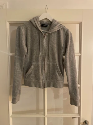 Juicy couture kofta - Jättefin, helt äkta Juicy Couture kofta i färgen grå. Säljs endast för att den inte längre passar. Använd ca 3 gånger och är som ny!