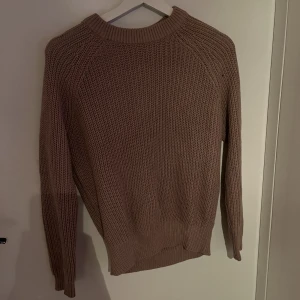 Stickad tröja - Hej! Säljer min stickade tröja som är lite smutsrosa, den är från lager157 o använd 1 gång:) kan sänka priset. Köparen står för frakt