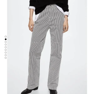 Cargojeans från Mango - Säljer dessa byxor från Mango som inköptes i somras för 599. Tyvärr har dessa inte kommit till användning så prislapp sitter kvar. PM för fler bilder💕