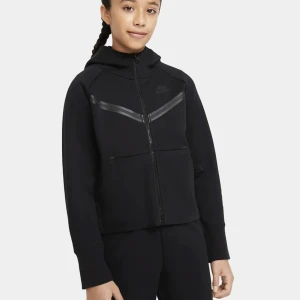 Nike tech - Köpte gör ca två veckor sen och har ej kommit till användning, ny skick. Ny pris 1000❤️ står ej för postens slarv 