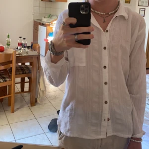 Vit Skjorta med struktur - Säljer min skitsnygga vita skjorta som är helt perfekt för sommaren! Med struktur och snygga mönster som bidrar till outfiten.  Från grekiska märket boomil, köpt i Grekland för €50 = 557 sek. Storlek S. 