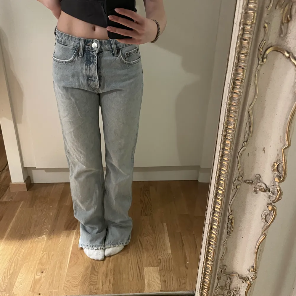 Ljusblåa jeans från Zara i storlek 34.. Jeans & Byxor.