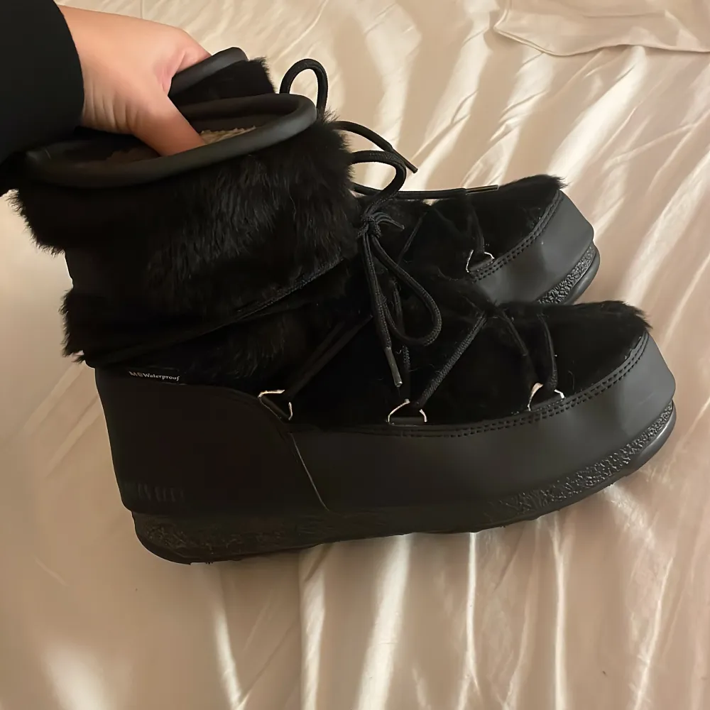 Slutsålda svarta moonboots. Aldrig använda men har tagit av lapparna. Originallådan medföljer. Normala i storleken. Frakt tillkommer. Skor.