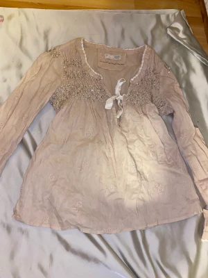 Odd Molly tröja  - Jätte söt Odd Molly tröja med paljetter och fina detaljer hör av dig om du vill ha mer bilder!❤️