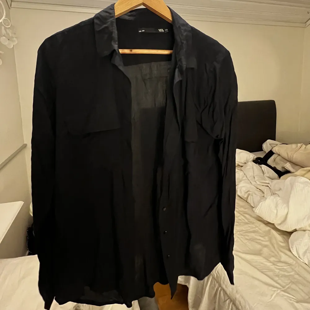 svart skjorta, nästan aldrig använd🫶🏽. Skjortor.