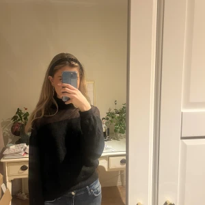 Stickad tröja  - Säljer en stickad tröja från Zara eftersom jag måste bli av med lite kläder. Den är använd 2-3 gånger så inga defekter. Kom privat om du har några frågor eller är intresserad❤️