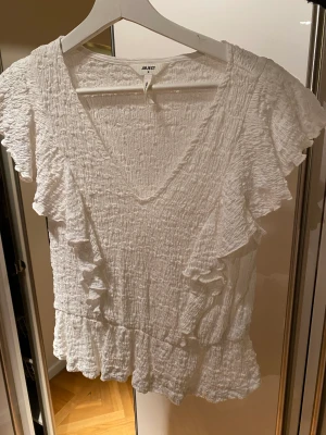 Blus - Supersöt vit blus från object. Väldigt fint skick! Pris kan diskuteras och skriv för fler bilder🤩🤩