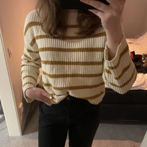 Stickad tröja  - Stickad tröja från h&m. Använd ca 5 gånger. Storlek M 