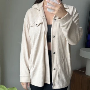 Overshirt från Nelly - Säljer denna overshirt/tunna jacka/skjorta från Nelly. Den är i toppenskick och jättemysig, men har tyvärr inte kommit till så mycket användning för mig. Den är oversize, storleken är XS men den är mer som en S/M. 