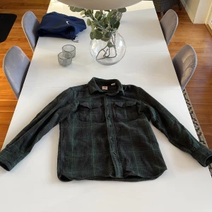 Flanel skjorta storlek s  - Aldrig andvänd för att när jag köpte den och sedan la in den i karderoben och därefter aldrig använt den.  Nypris 400kr