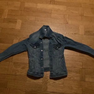 jeansjacka - Jeansjacka perfekt for sommaren storlek 36 från DEMIN