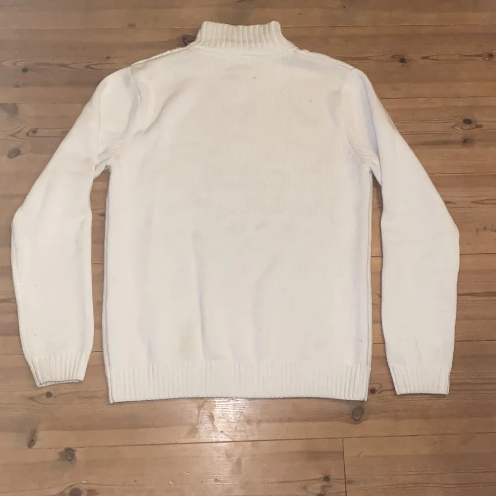 En vit stickad tröja från Dobber utan några som helst defekter, säljer pga att den inte kommer till användning, Nypris: 499kr❤️. Tröjor & Koftor.