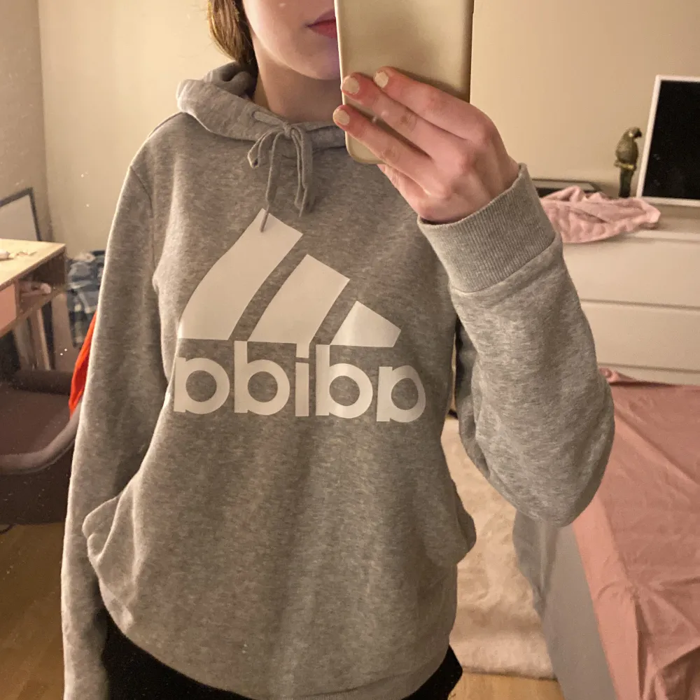 En super gullig grå adidas hoodie💕. Hoodies.