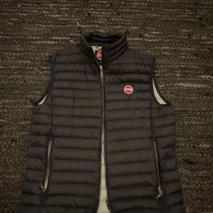 Colmar väst Navy Blue Storlek 48 NYSKICK - Säljer min Colmar väst i nyskick.  Storleken var för liten för mig.  Storlek 48 motsvarar S. Skickas med spårbar frakt eller möts upp i Borlänge.