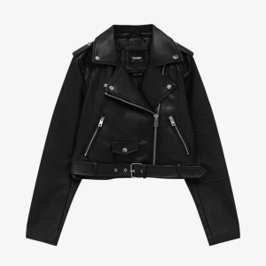 Skinnjacka - Jag säljer denna skinnjacka ifrån pull&bear, eftersom den inte kommer till användning. Sparsamt använd. Priset kan självklart diskuteras!❤️