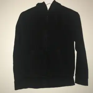 Säljer denna svarta Zip up hoodie från HM i bra skick.