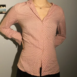 Rosa skjorta - Så söt skjorta som är perfekt till våren eller sommaren! Säljer för att den tyvärr inte är min stil längre. Skönt material och bra skick, knappt använd. Pris kan diskuteras!💕