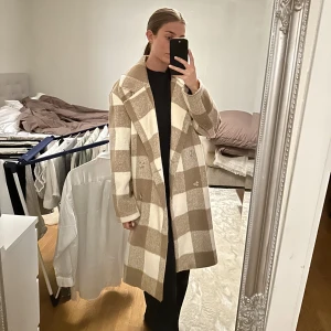 Kappa rutig  - Säljer denna fina kappa från Gina!  