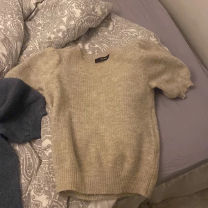 stickad tröja - Säljer mina två stickade tröjor från vero moda. 1 för 150 2 för 250🤍Den blåa är stl M o den beiga är stl xs