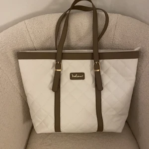 Handväska - Valiant handväska, knappt använd därav säljer jag denna fina väska. 