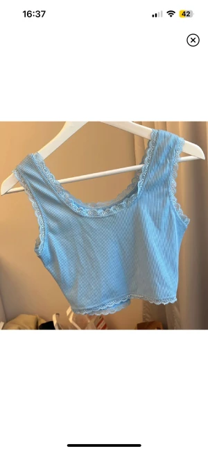 Croppat linne med spets  - Croppat linne med spets från shein i storlek xs. Skriv för mer info💖   Klicka på köp nu så är frakten 0kr idag. 