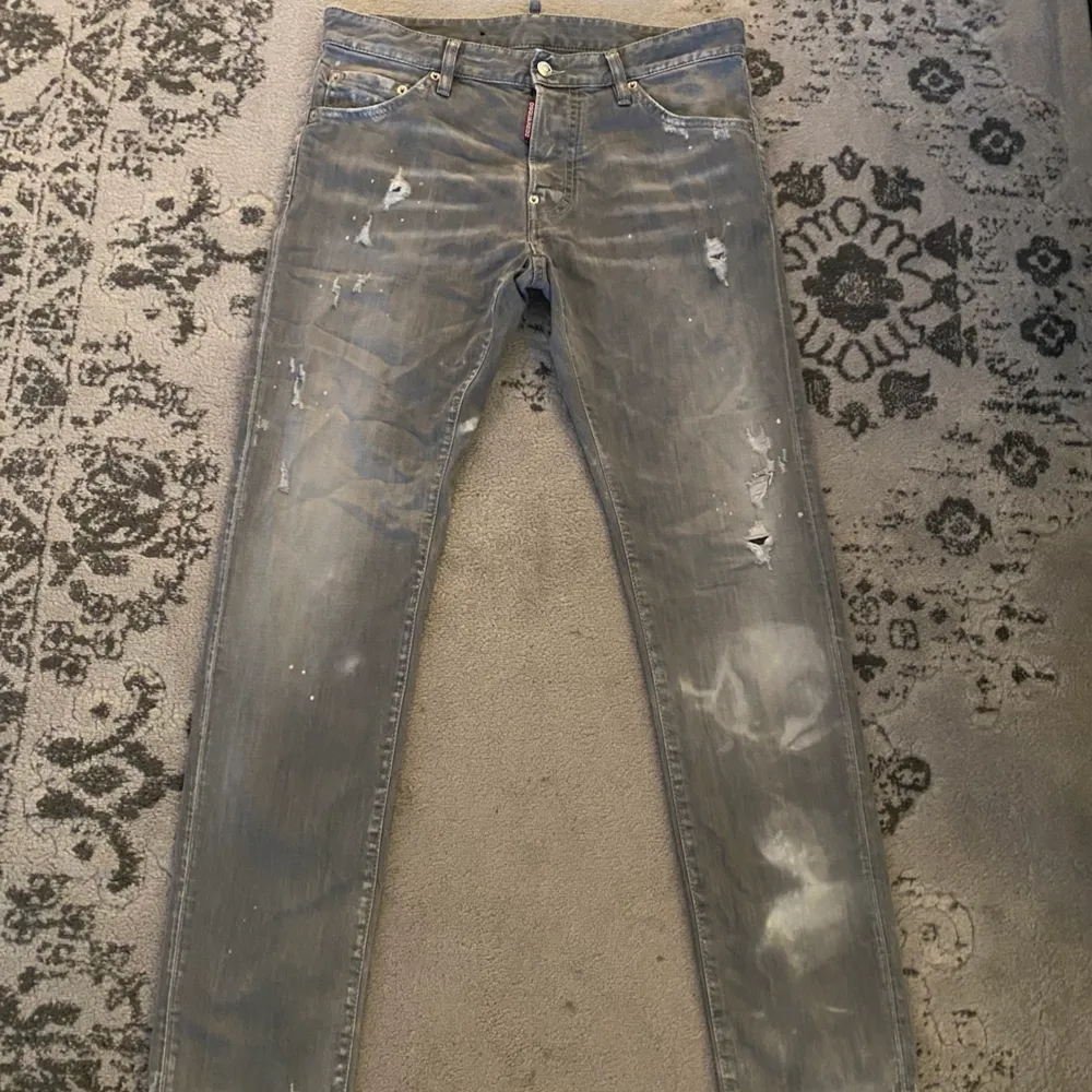 Ett par äkta grå dsquared2 jeans i storlek 48, sällan använda, säljer för 1200kr. . Jeans & Byxor.