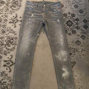 Ett par äkta grå dsquared2 jeans i storlek 48, sällan använda, säljer för 1200kr. 