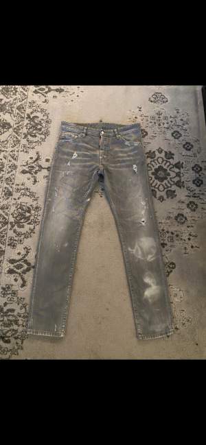 Ett par äkta grå dsquared2 jeans i storlek 48, sällan använda, säljer för 1200kr. 
