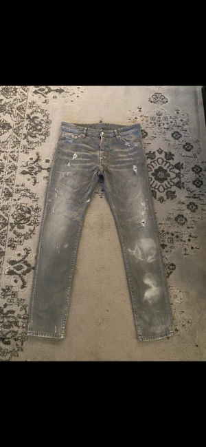 Dsquared2 jeans storlek 48 - Ett par äkta grå dsquared2 jeans i storlek 48, sällan använda, säljer för 1200kr. 